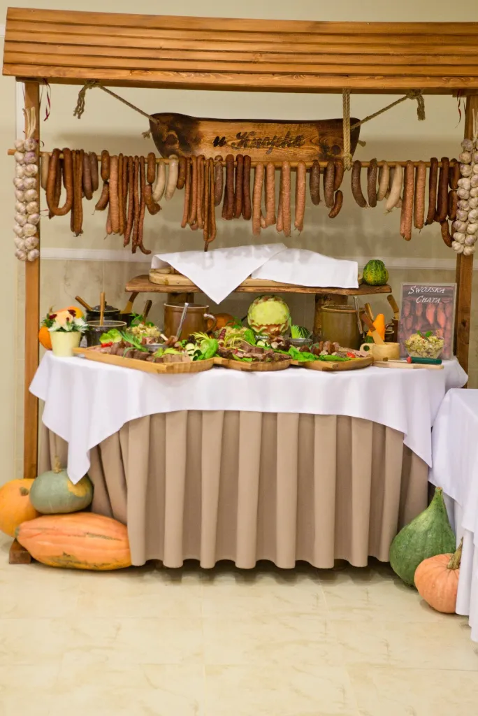 Stół z cateringiem U KNOPKA
